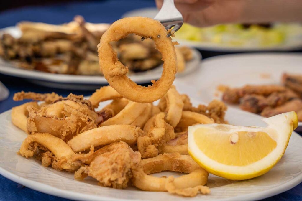 Calamares y fritura malagueña con limón, plato estrella de Freiduría Miraflores en Marbella
